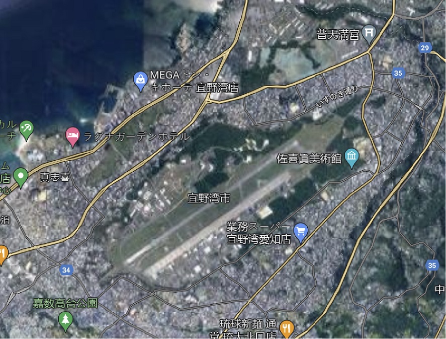 美國海軍陸戰隊普天間機場衛星空照圖。普天間機場位於冲繩群島宜野灣市普天間川市中心，面積約占該市總面積的25%。（圖片取自谷歌地圖）