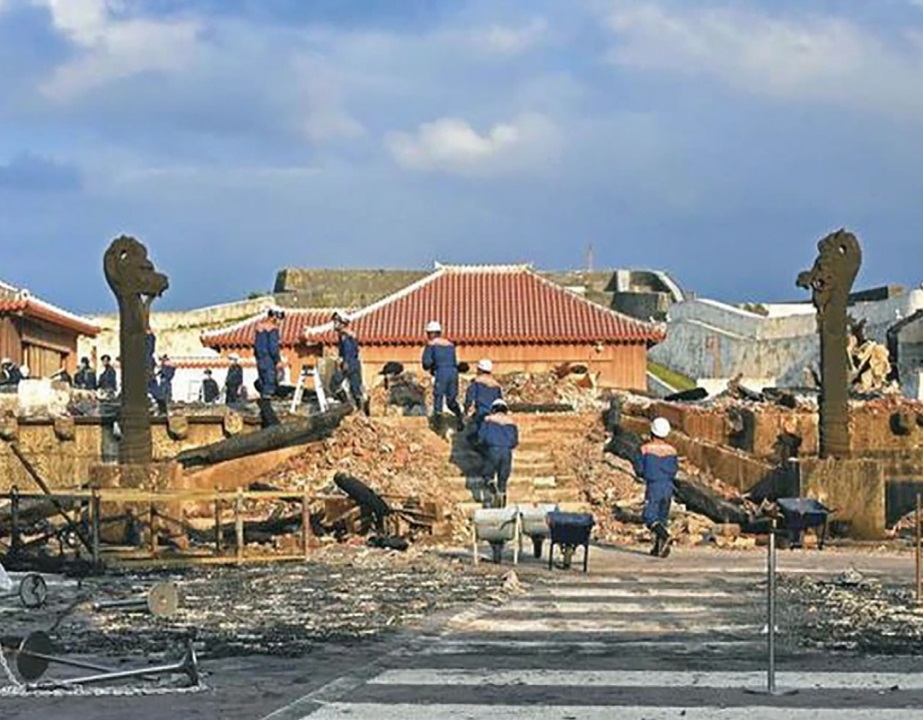 2019年10月31日，首里城遭祝融肆虐，災後首里城大龍柱仍倖存。（圖片擷取自「冲繩觀光會議局」官網）