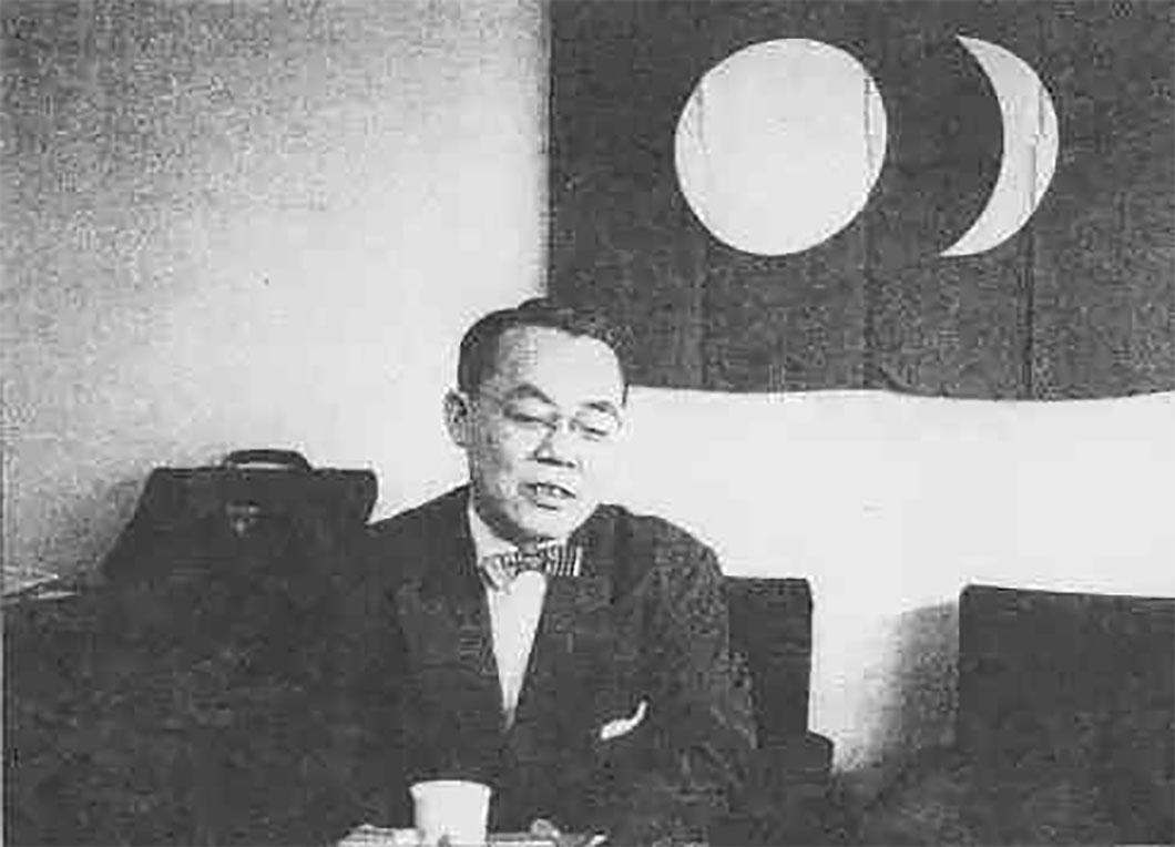 右派臺獨領袖廖文毅（1910年3月22日–1986年5月9日），其身後為「臺灣共和國臨時政府國旗」。
