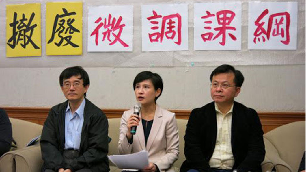 2016年4月18日，民進黨立委鄭麗君出席臺灣教育深耕聯盟的撤廢微調課綱記者會。此前，鄭麗君和65位立委提案要求撤回微調課綱。