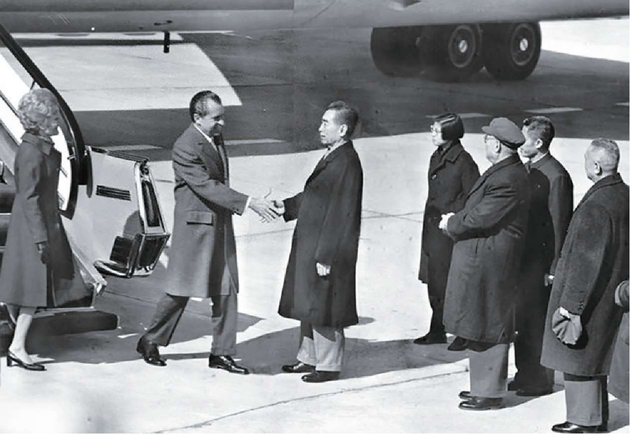 1972年2月21日，周恩來在北京機場歡迎尼克森的到來。