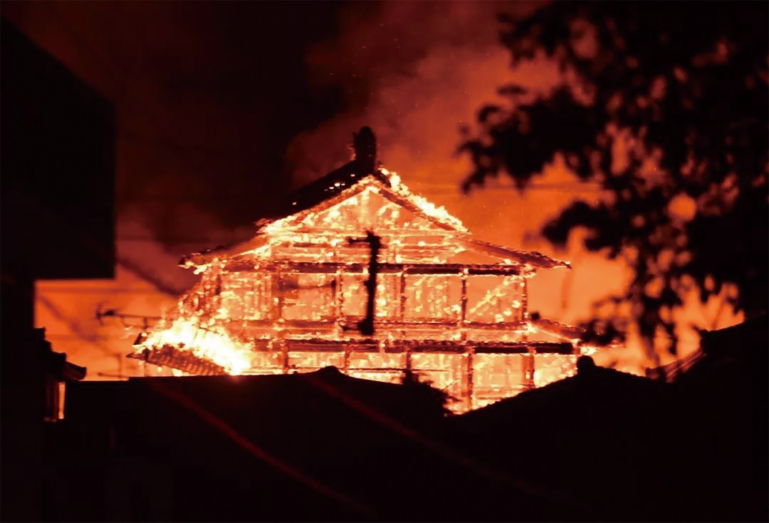 上圖為琉球首里城遭祝融之災前的樣貌，下圖則為2019年10月31日凌晨，被無名大火焚燒的首里城。（圖片擷取自網路）
