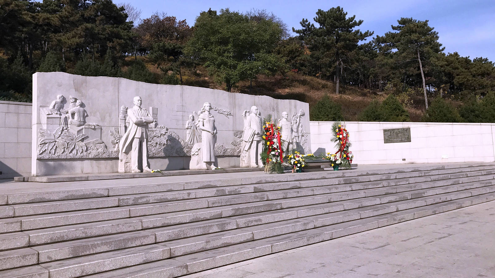 西山無名英雄紀念廣場上立有四個塑像，人物由右到左分別為涉及「吳石案」的聶曦、吳石將軍、朱楓、陳寶倉將軍。