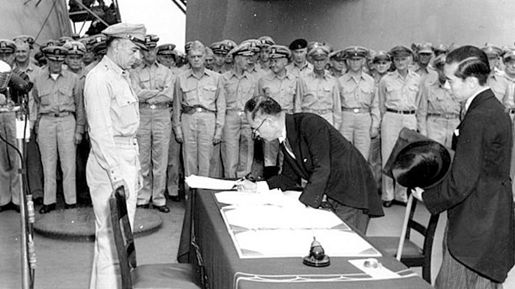 1945年9月2日，日本外務大臣代表日本政府簽署《降伏文書》。在此之前，8月14日日本政府宣布接受《波茨坦公告》後，次日昭和天皇發表《終戰詔書》，宣布日本政府決定遵從同盟國集團的無條件投降之要求，至此臺灣回歸中國。