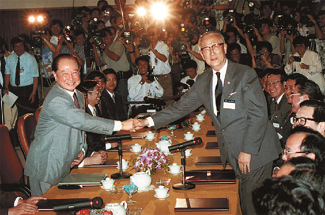 1993年4月27日，海協會會長汪道涵（左）與海基會董事長辜振甫（右）出席在新加坡舉行的「辜汪會談」。