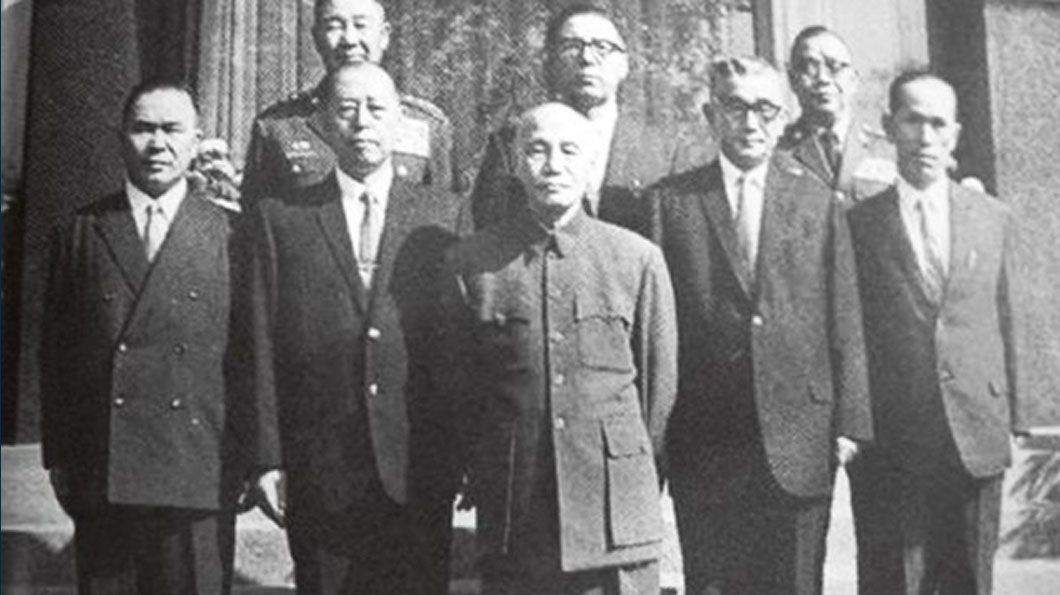 1949年蔣介石（中）對在中國大陸罪惡累累的日軍予以寬大處理，並引富田直亮（右三）為首的日本軍事顧問團（白團）來臺訓練國軍對抗中共。