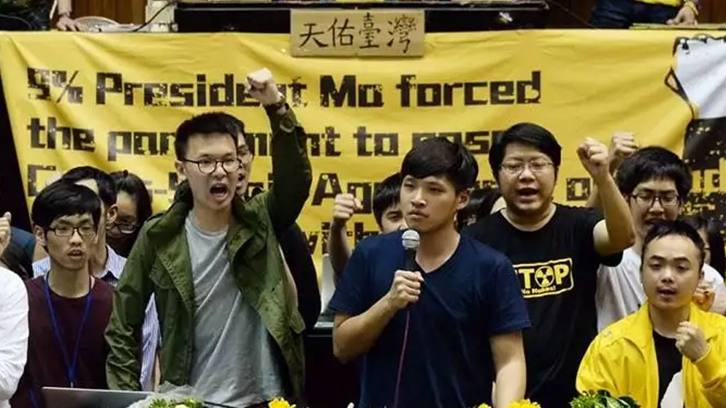 2014年臺灣民眾為了阻擾《海峽兩岸服務貿易協議》而攻占立法院，發起活動的領袖陳為廷（前右）、林飛帆（前左），皆為民進黨籍。
