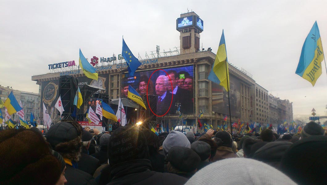 2013年11月至2014年2月間，烏克蘭爆發廣場革命，親西方的烏克蘭民眾不滿時任總統的亞努科維奇中止與歐盟簽署的政治和自由貿易協議，並強化與俄羅斯的關係，因此爆發要求總統下台的示威活動，圖為在烏克蘭發生「廣場革命」間，美國參議員約翰 ‧ 麥凱恩（圖中圈選者）親臨基輔，「聲援」示威群眾。（圖片擷取自維基百科）
